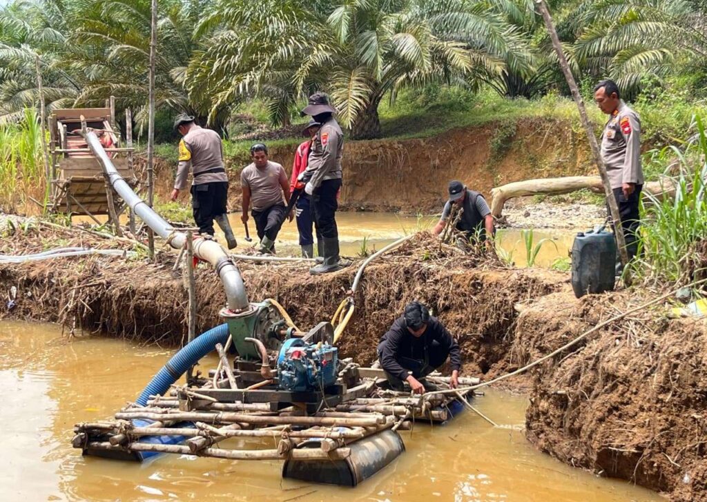 Polsek Sekayam Tertibkan PETI di Sungai Kayan, Enam Mesin Domfeng Dimusnahkan
