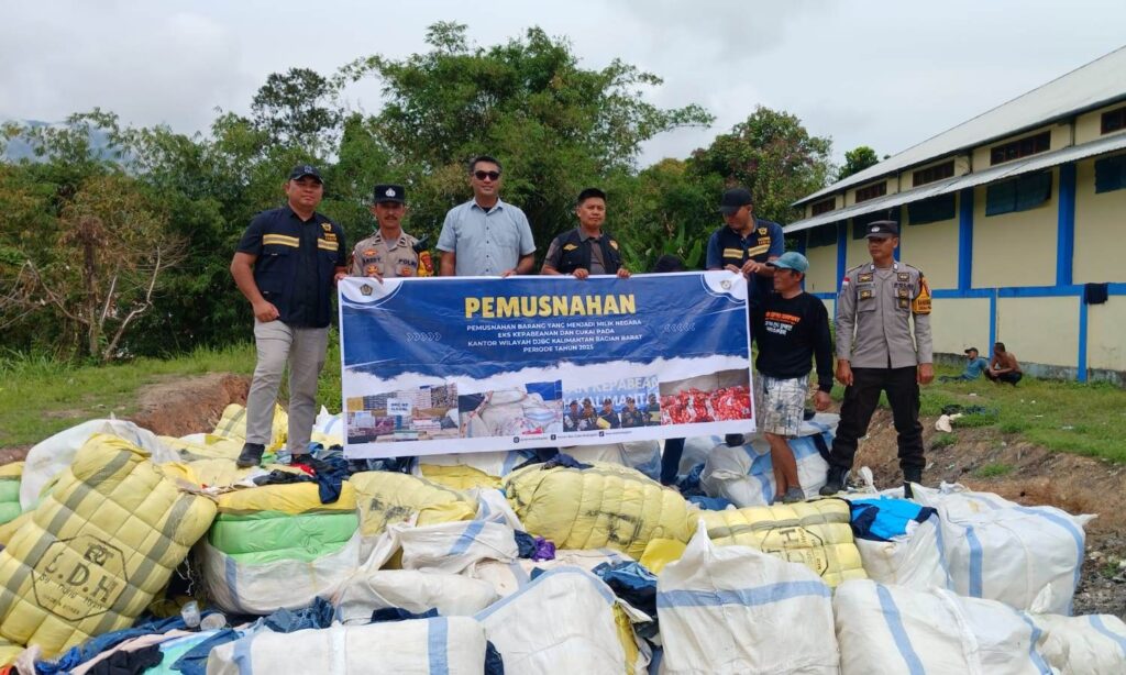 Bea Cukai Entikong Musnahkan 500 Bale Pakaian Bekas Ilegal, Tegaskan Komitmen Lindungi Pasar Dalam Negeri