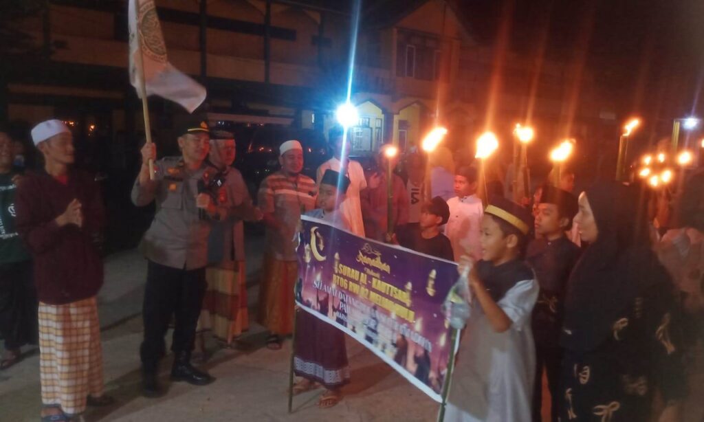 Ratusan Warga Meriahkan Pawai Obor Sambut Ramadan 1447 H di Meliau, Polisi Pastikan Pengamanan Optimal
