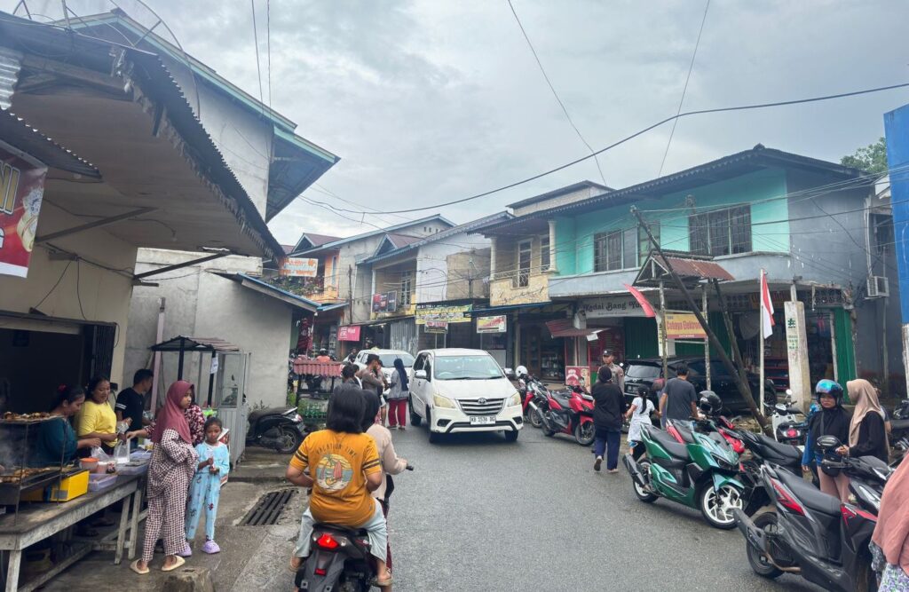 Jaga Kenyamanan Ramadhan, Polsek Entikong Amankan Pasar Ta’jil Sore Hari