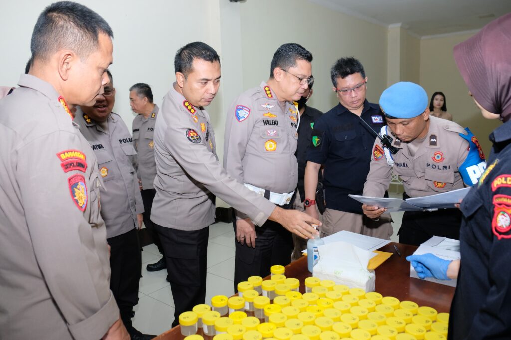 Komitmen Wujudkan Institusi Bersih, Polda Kalbar Gelar Tes Urine Mendadak bagi Pejabat Utama dan Seluruh Pamen