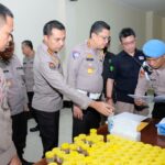 Komitmen Wujudkan Institusi Bersih, Polda Kalbar Gelar Tes Urine Mendadak bagi Pejabat Utama dan Seluruh Pamen