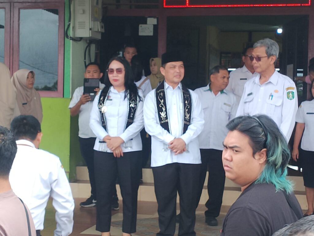 Gubernur Kalbar Kunjungi SMKN 1 Sanggau, Serahkan Bantuan Seragam dan Tinjau Program MBG