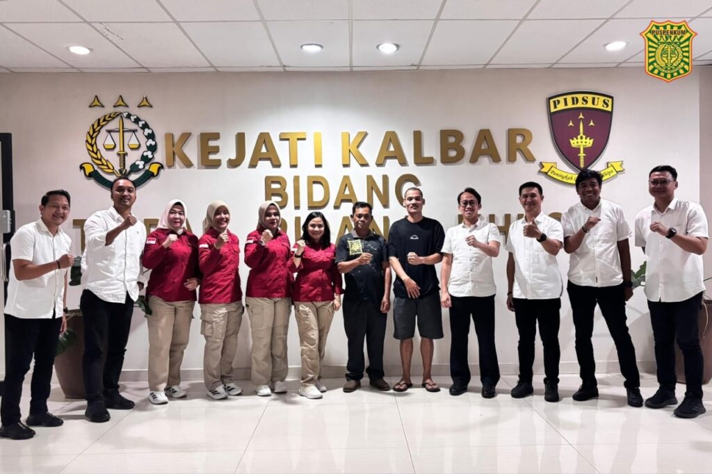 Penyerahan Tersangka dan Barang Bukti (Tahap II)Perkara Tindak Pidana Korupsi Oleh Penyidik Ditreskrimsus Polda Kalbar ke Penuntut Umum Kejari Sintang.
