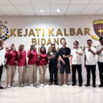 Penyerahan Tersangka dan Barang Bukti (Tahap II)Perkara Tindak Pidana Korupsi Oleh Penyidik Ditreskrimsus Polda Kalbar ke Penuntut Umum Kejari Sintang.