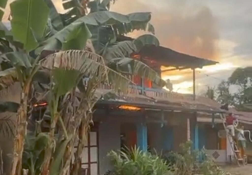 Rumah Warga Mukok Sanggau Terbakar, Pemilik Rumah Panik