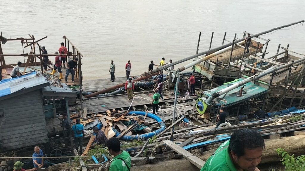 Pemusnahan Barang Bukti Berupa Lanting PETI di Depan Keraton Surya Negara,Kejari Libatkan DLH