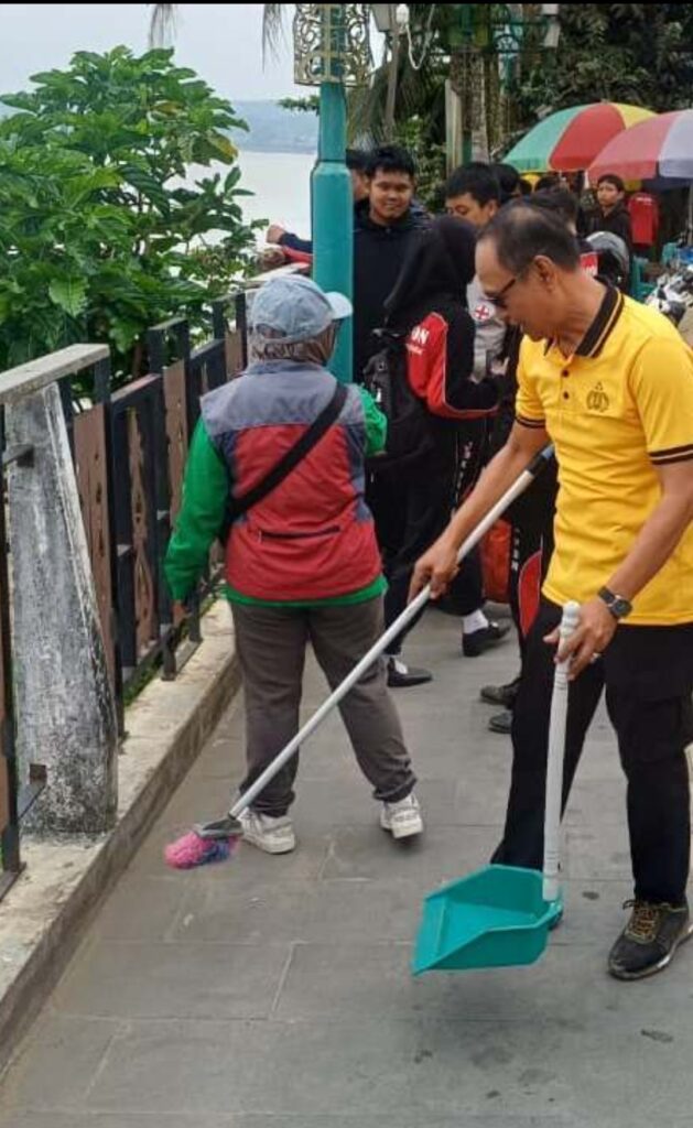Sinergi Lintas Sektor, Ratusan Warga Bersihkan Fasilitas Umum di Jantung Kota Sanggau