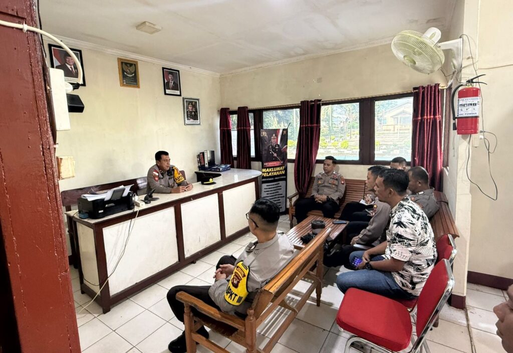 Evaluasi Awal Maret 2026, Kapolsek Meliau Dorong Disiplin dan Profesionalisme Anggota