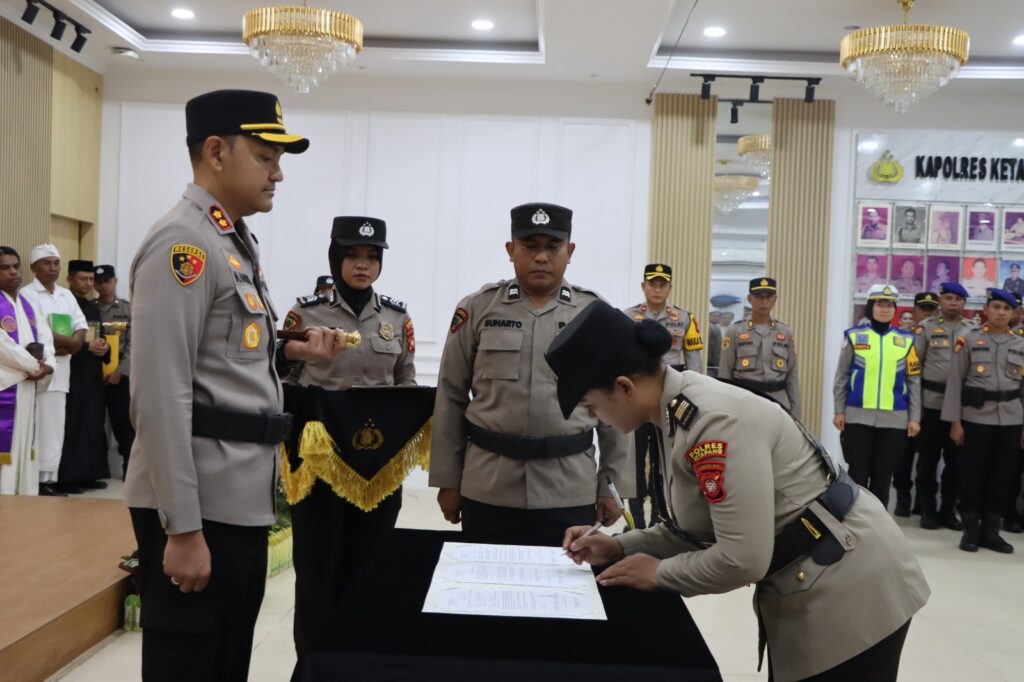 Kapolres Ketapang Pimpin Pelantikan Kabag Ren dan Serah terima Jabatan Kapolsek Jajaran di Lingkungan Polres Ketapang