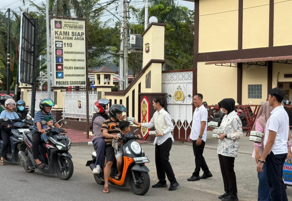 Sat Reskrim Polres Sanggau Berbagi Takjil, Tebar Kepedulian kepada Pengguna Jalan di Bulan Ramadhan