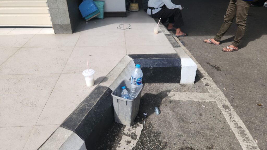 Gaji Februari Belum Dibayar, Puluhan Pekerja Cleaning Service dan Gardener Mogok di PLBN Entikong