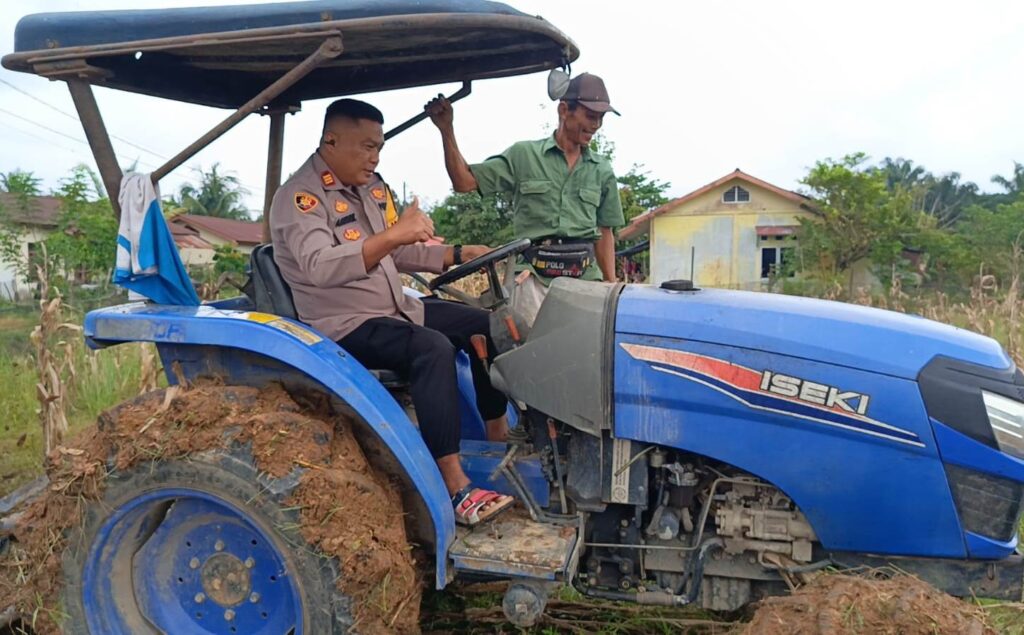 Kapolsek Mukok Pimpin Persiapan Penanaman Jagung Hibrida Demplot 2, Perkuat Ketahanan Pangan di Kecamatan Mukok