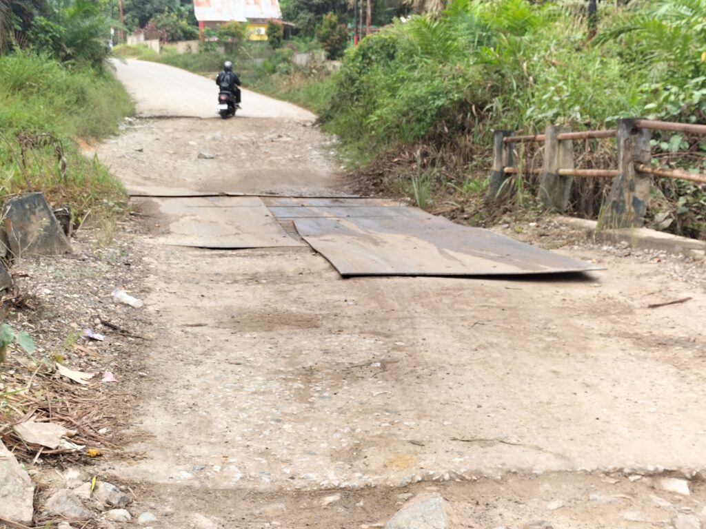 Akses Utama Warga Rusak, Jalan Embaong–Sungai Batu Perlu Segera Diperbaiki