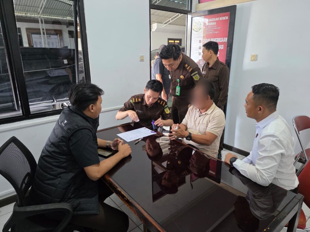 Unit Tipidkor Polres Sanggau Serahkan Tersangka dan Barang Bukti Kasus Dugaan Korupsi APBDes ke Kejari