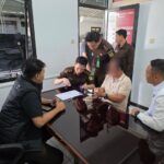 Unit Tipidkor Polres Sanggau Serahkan Tersangka dan Barang Bukti Kasus Dugaan Korupsi APBDes ke Kejari