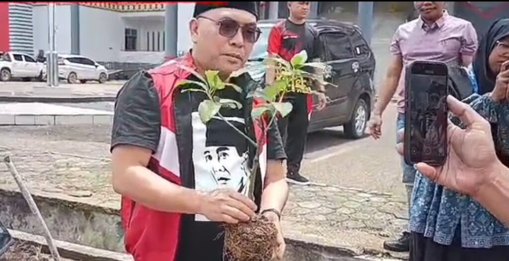 Gerakan Hijau dari DPRD Sanggau, Hendrikus Hengki Ajak Masyarakat Tanam Pohon