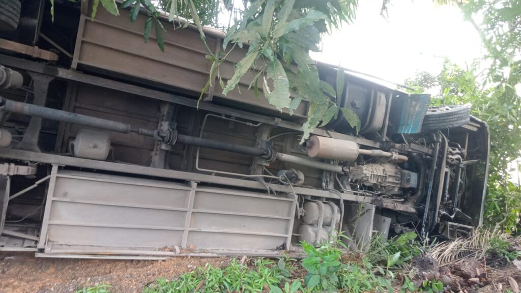 Diduga Rem Blong, Bus Damri Angkut 31 Penumpang Kecelakaan di Penyeladi