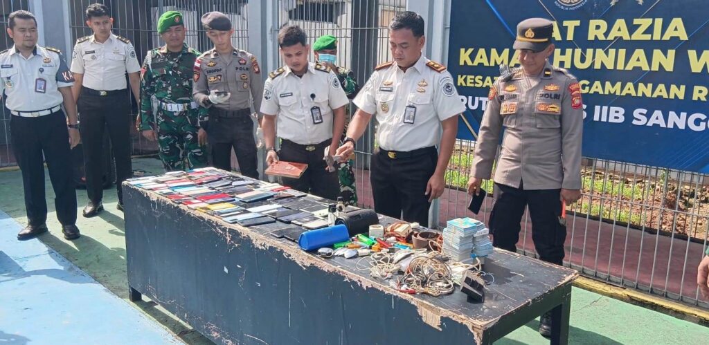 Sinergi Aparat, Rutan Kelas IIB Sanggau Gelar Penggeledahan Serentak Blok Hunian Warga Binaan