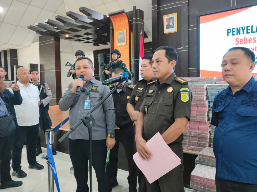 Kejati Kalbar Tunjukkan Barang Bukti Rp115 Miliar di Konferensi Pers