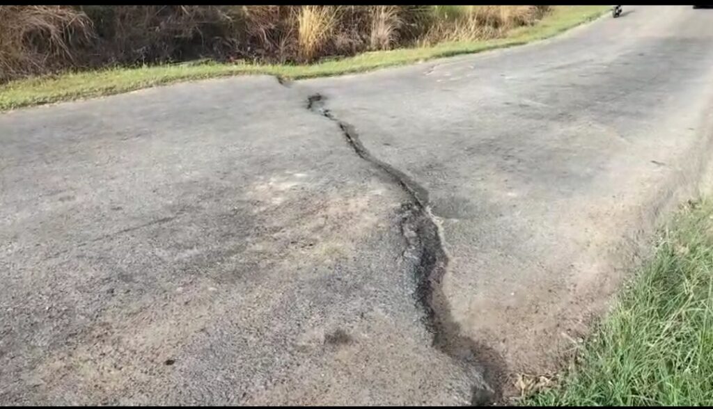 Retak dan Ambles, Jalan Ini Jadi Ancaman Nyata Bagi Pengendara