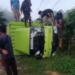 Laka Tunggal, Truk Warna Hijau Terbalik di Bahu Jalan