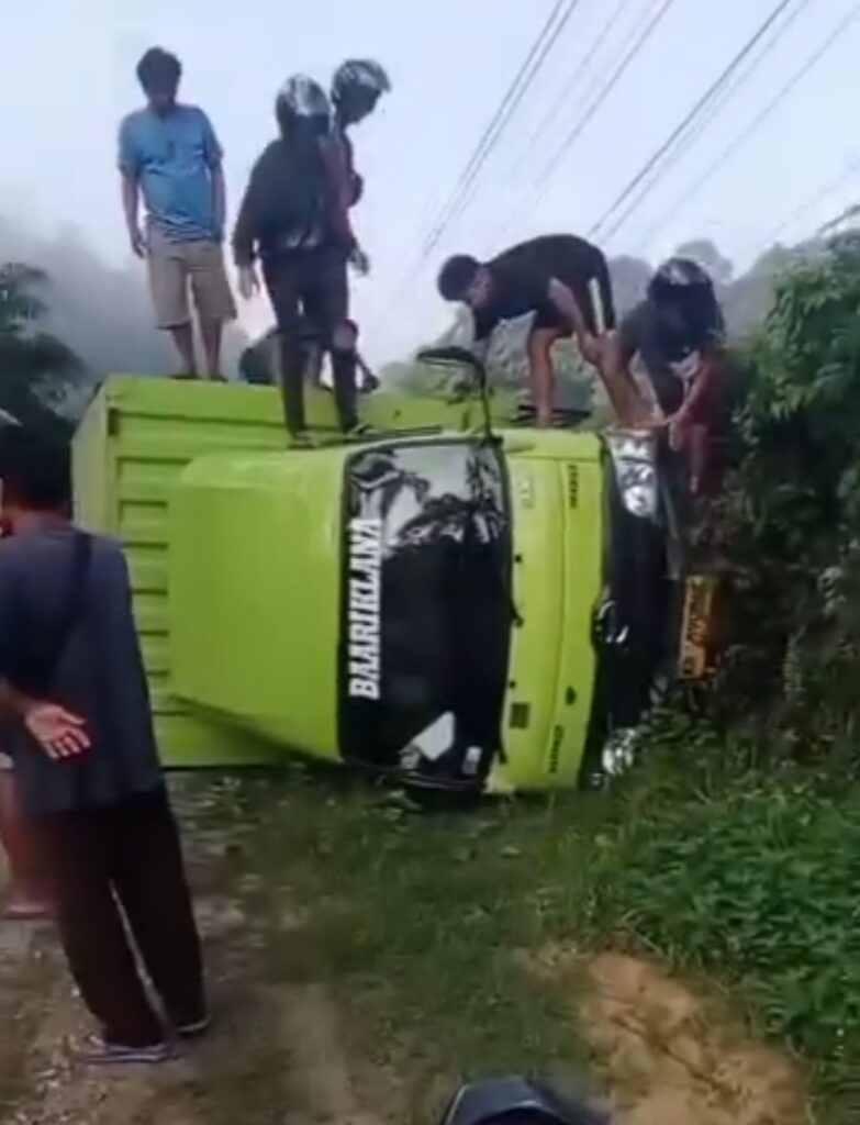 Laka Tunggal, Truk Warna Hijau Terbalik di Bahu Jalan