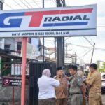 Pagar Diduga Serobot Jalan, Warga Kubu Raya Kecewa Janji Pemerintah Belum Terealisasi