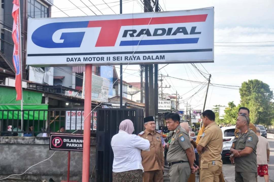 Pagar Diduga Serobot Jalan, Warga Kubu Raya Kecewa Janji Pemerintah Belum Terealisasi