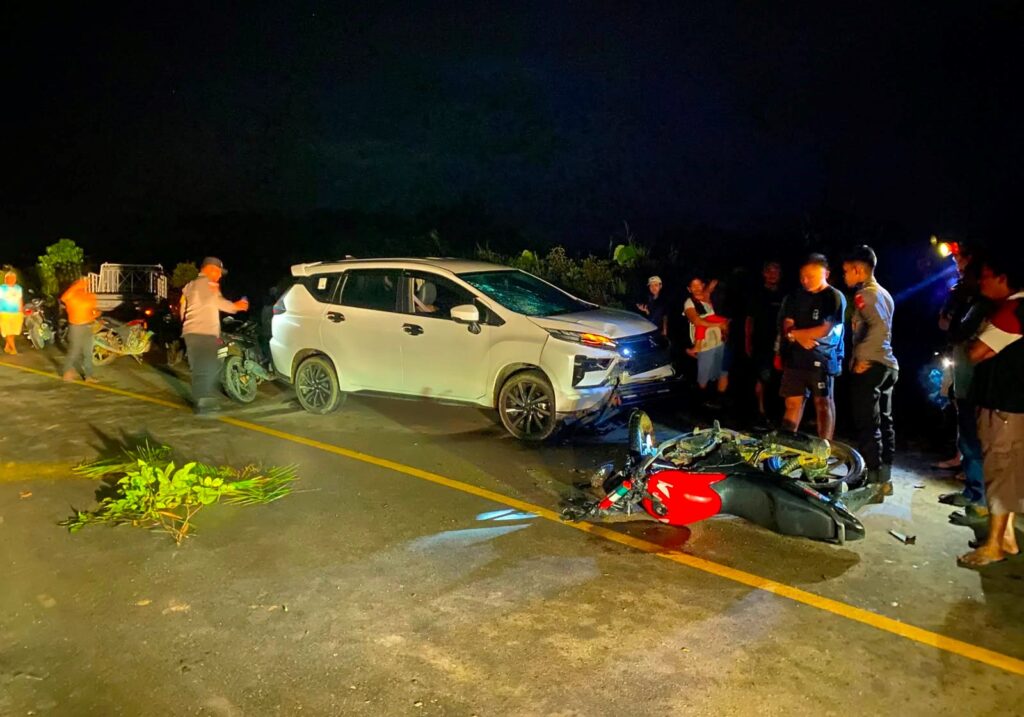 Diduga Hilang Kendali di Tikungan, Motor Tanpa Pelat Tabrak Mitsubishi Xpander di Sekayam