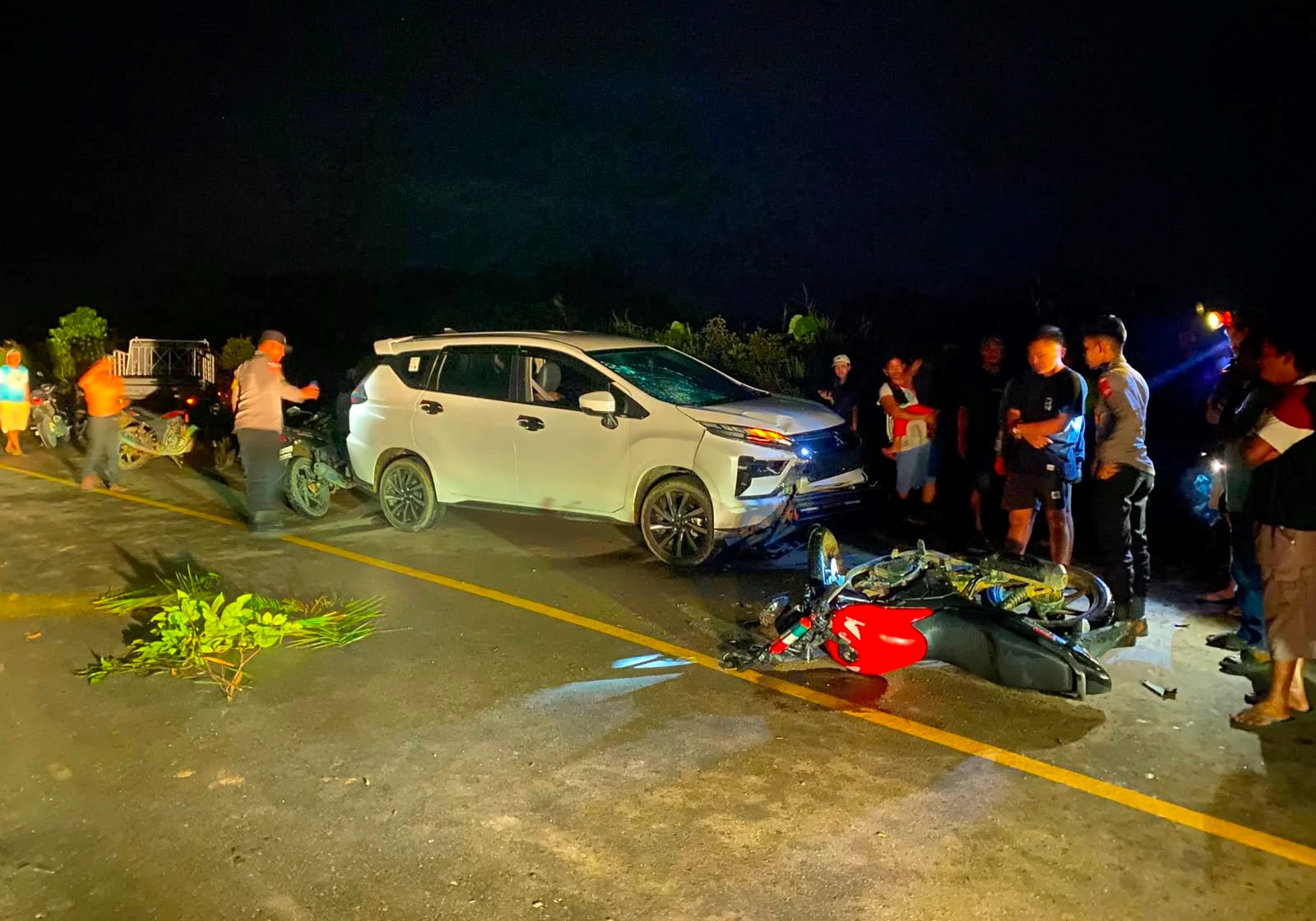 Diduga Hilang Kendali di Tikungan, Motor Tanpa Pelat Tabrak Mitsubishi Xpander di Sekayam