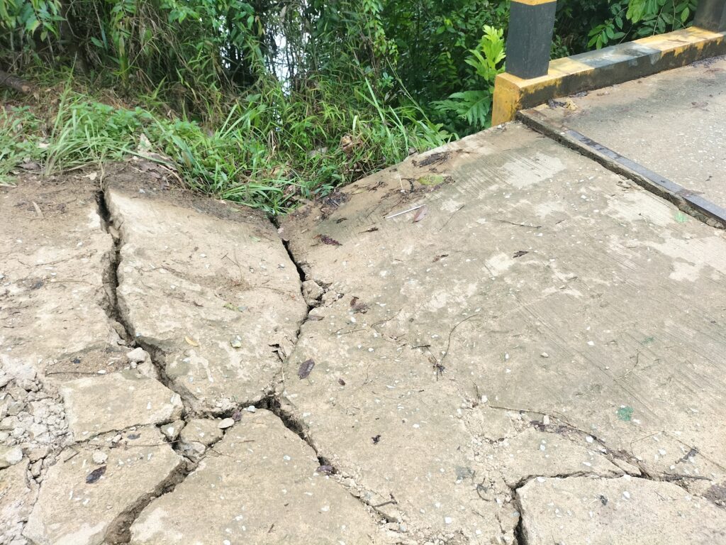 Jembatan Patah Akibat Longsor di Mensarang, Akses Warga Terbatas, Harap Penanganan Cepat Pemda