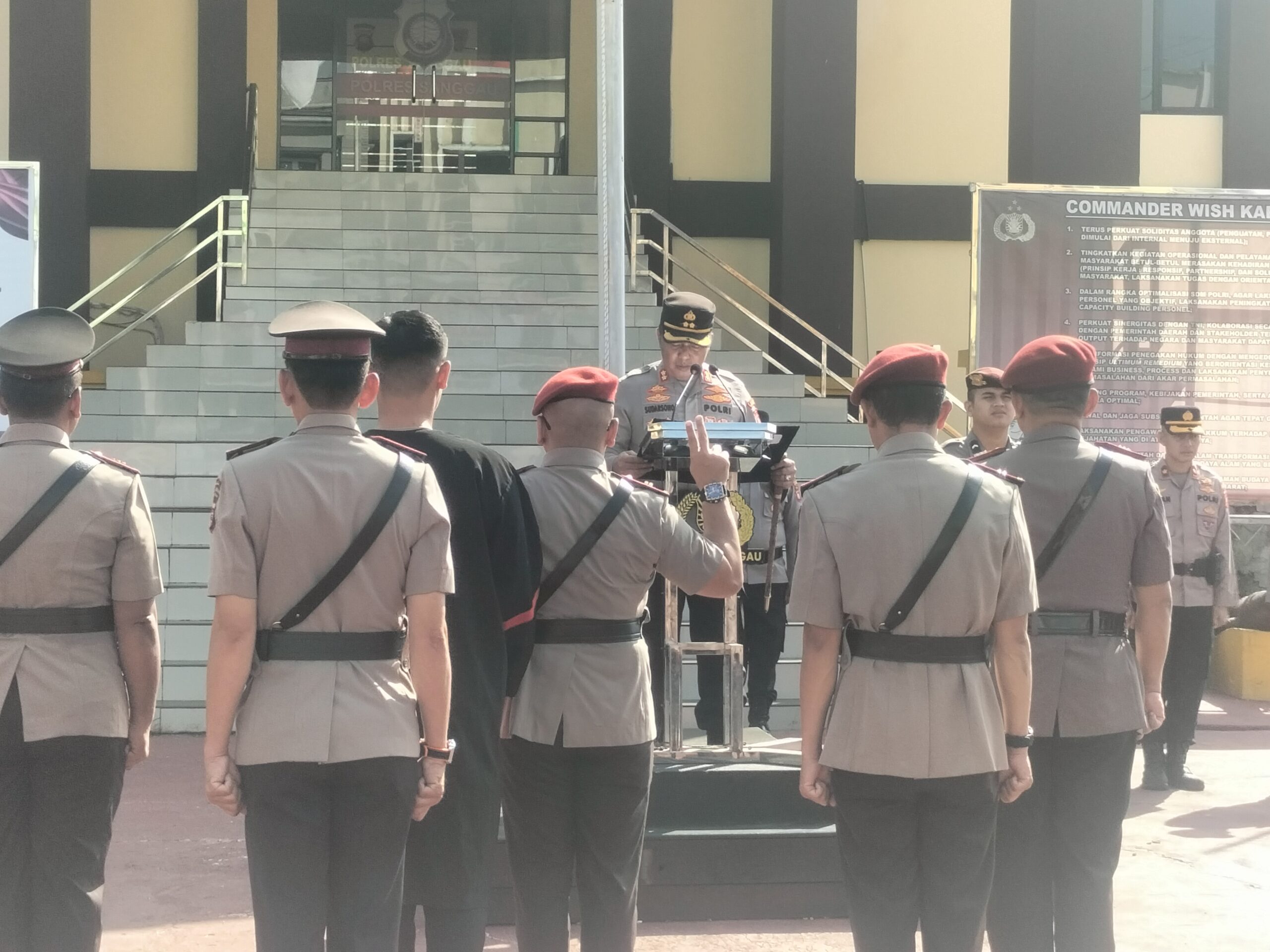 Sertijab Polres Sanggau: Mutasi Pejabat dan Pelepasan Personel Purna Bakti Jadi Satu Momen