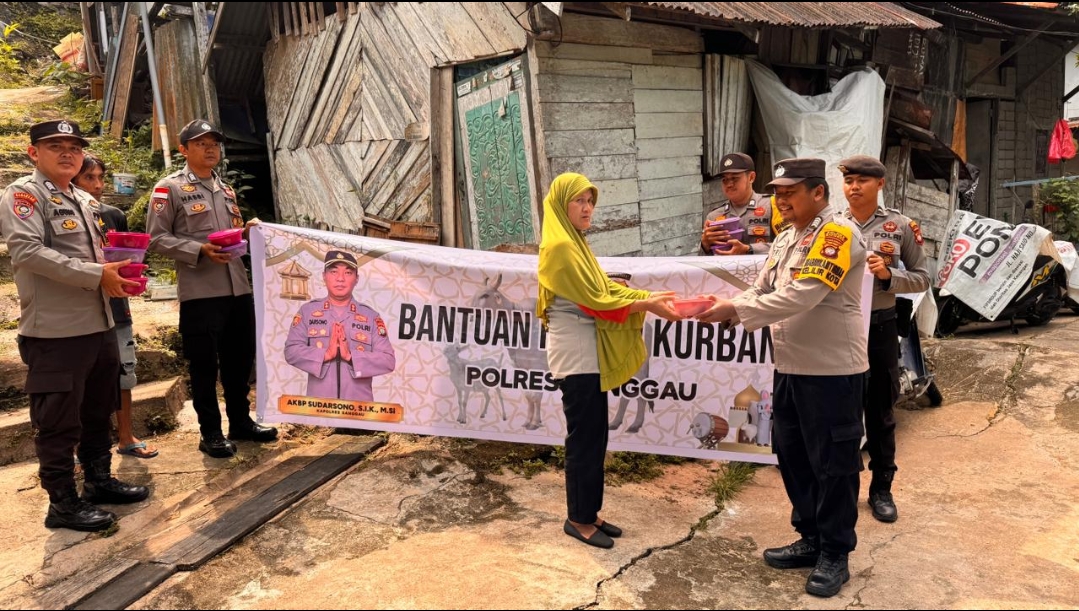 Polri Hadir di Tengah Masyarakat, Daging Kurban Polres Sanggau Dibagikan ke Warga