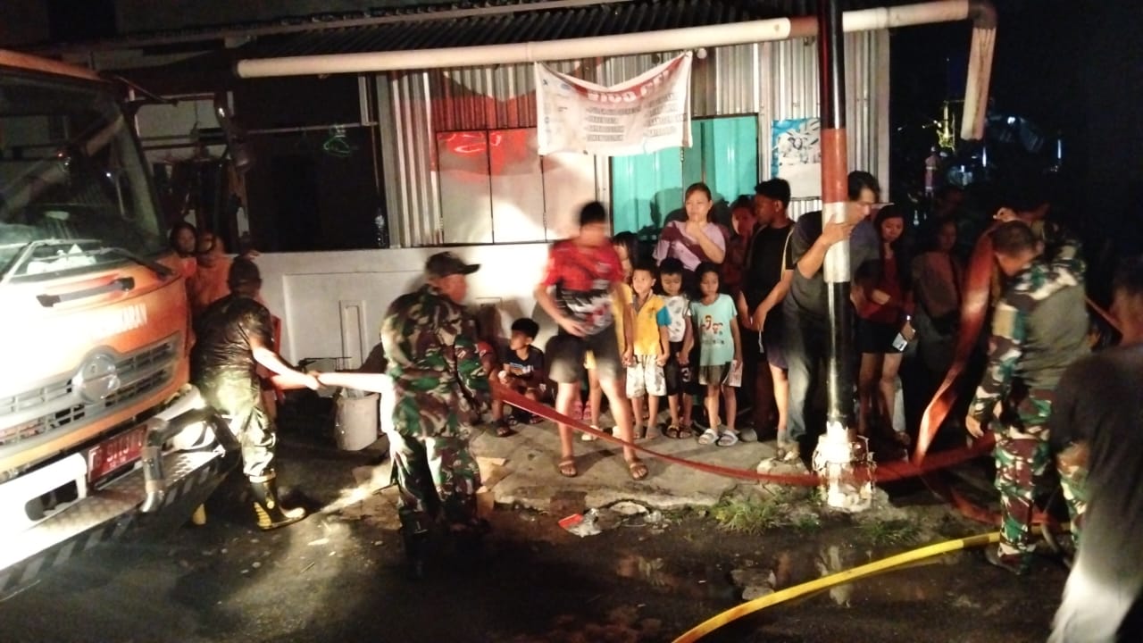 Aksi Cepat Unit Damkar Kodim 1310/Bitung Bantu Padamkan Kebakaran Tiga Rumah Warga