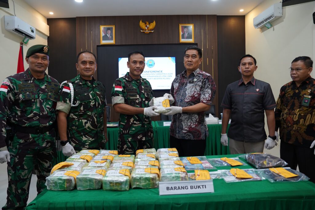Gagalkan Peredaran Narkoba Besar, Kodam XII/Tpr Serahkan 21,4 Kg Sabu dan Tersangka ke BNNP Kalbar