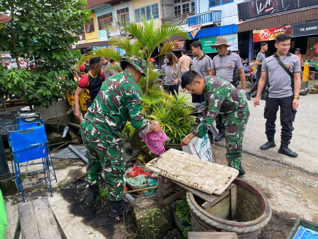 Peringati Hari Lingkungan Hidup, Kodim 1204/Sanggau Bersama Pemda dan Polres Gelar Aksi Bersih-Bersih di Terminal dan Pasar Jarai