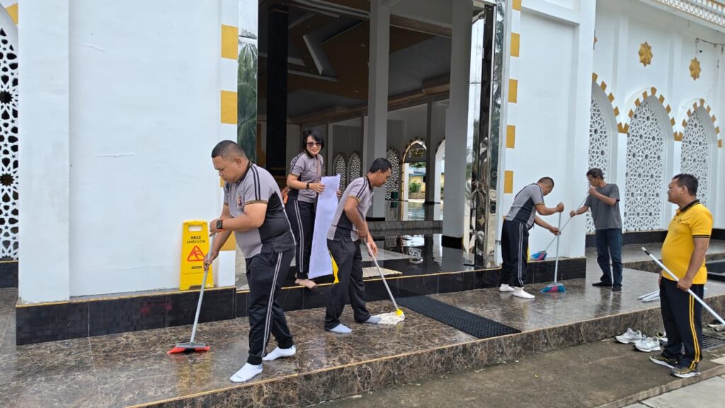 Bhakti Religi Hari Bhayangkara ke-80, Polsek Kembayan Gelar Aksi Bersih-Bersih di Masjid Jami Nurul Islam