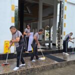 Bhakti Religi Hari Bhayangkara ke-80, Polsek Kembayan Gelar Aksi Bersih-Bersih di Masjid Jami Nurul Islam