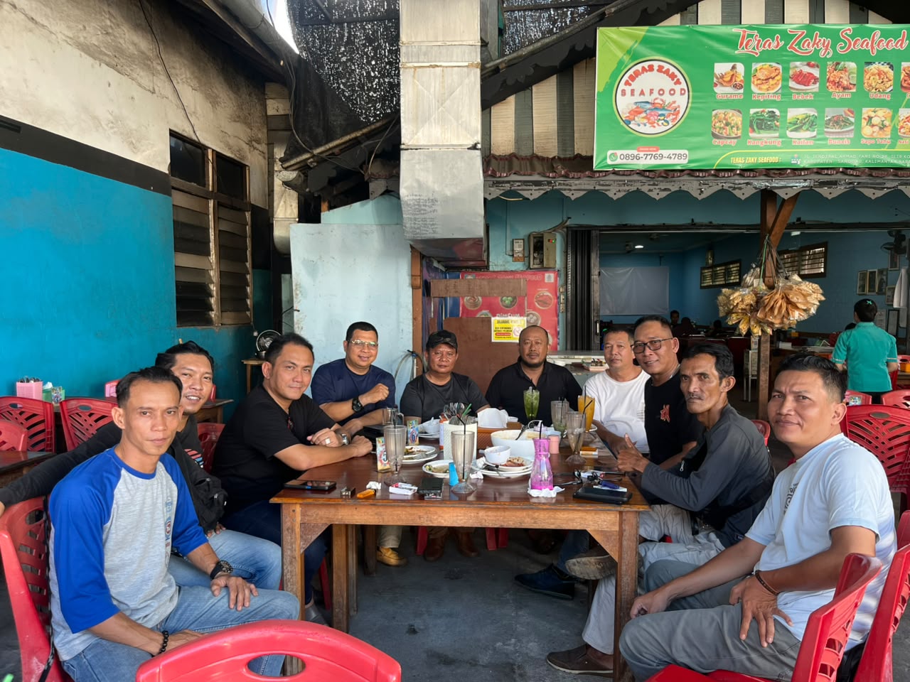 Kasat Reskrim Polres Sanggau AKP Anuar Syarifudin Silaturahmi dengan Awak Media di Rumah Makan