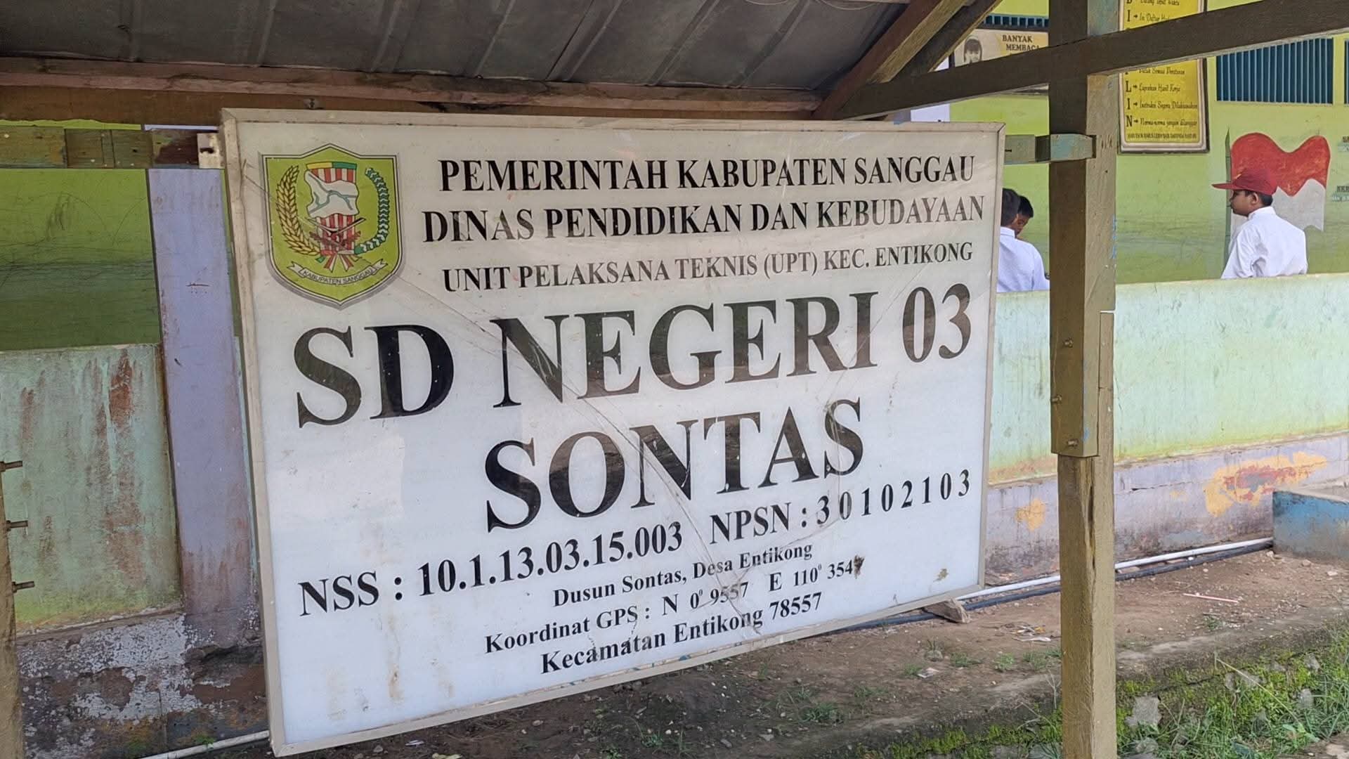 Kondisi Memperhatikan SDN 03 Sontas: Enam Ruang Kelas Rusak 80 Persen, Siswa Harus Menumpang Belajar