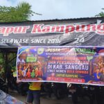Jokowi Tono Ajak Warga Entikong dan Sekitarnya Nobar Bola Gembira di Dapur Kampung