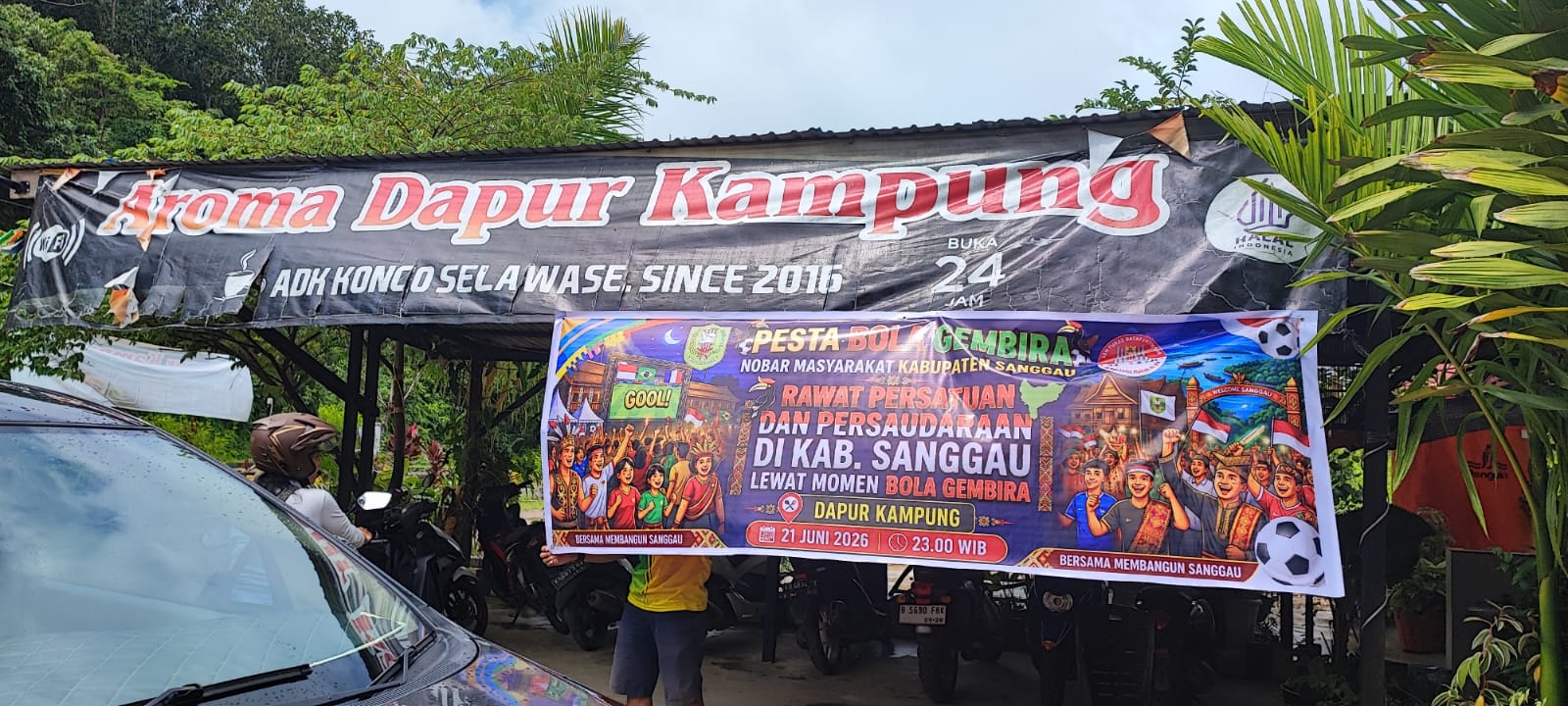 Jokowi Tono Ajak Warga Entikong dan Sekitarnya Nobar Bola Gembira di Dapur Kampung