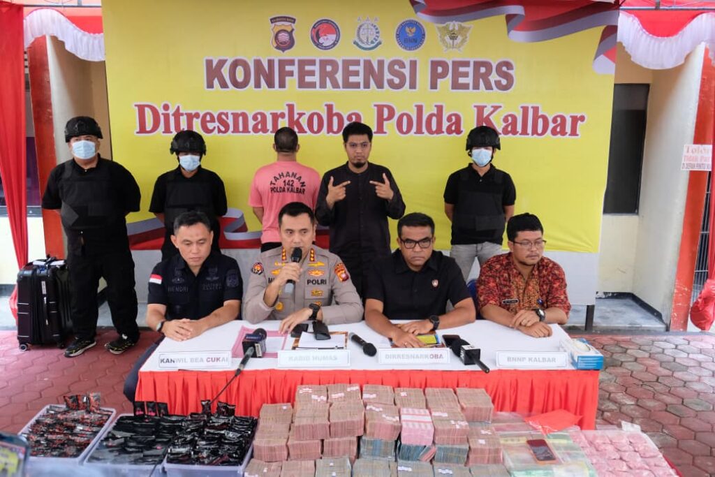 Kembali Ungkap Jaringan Narkoba : Polda Kalbar Sita 4,3 Kg Sabu dan Uang Tunai 3,8 M