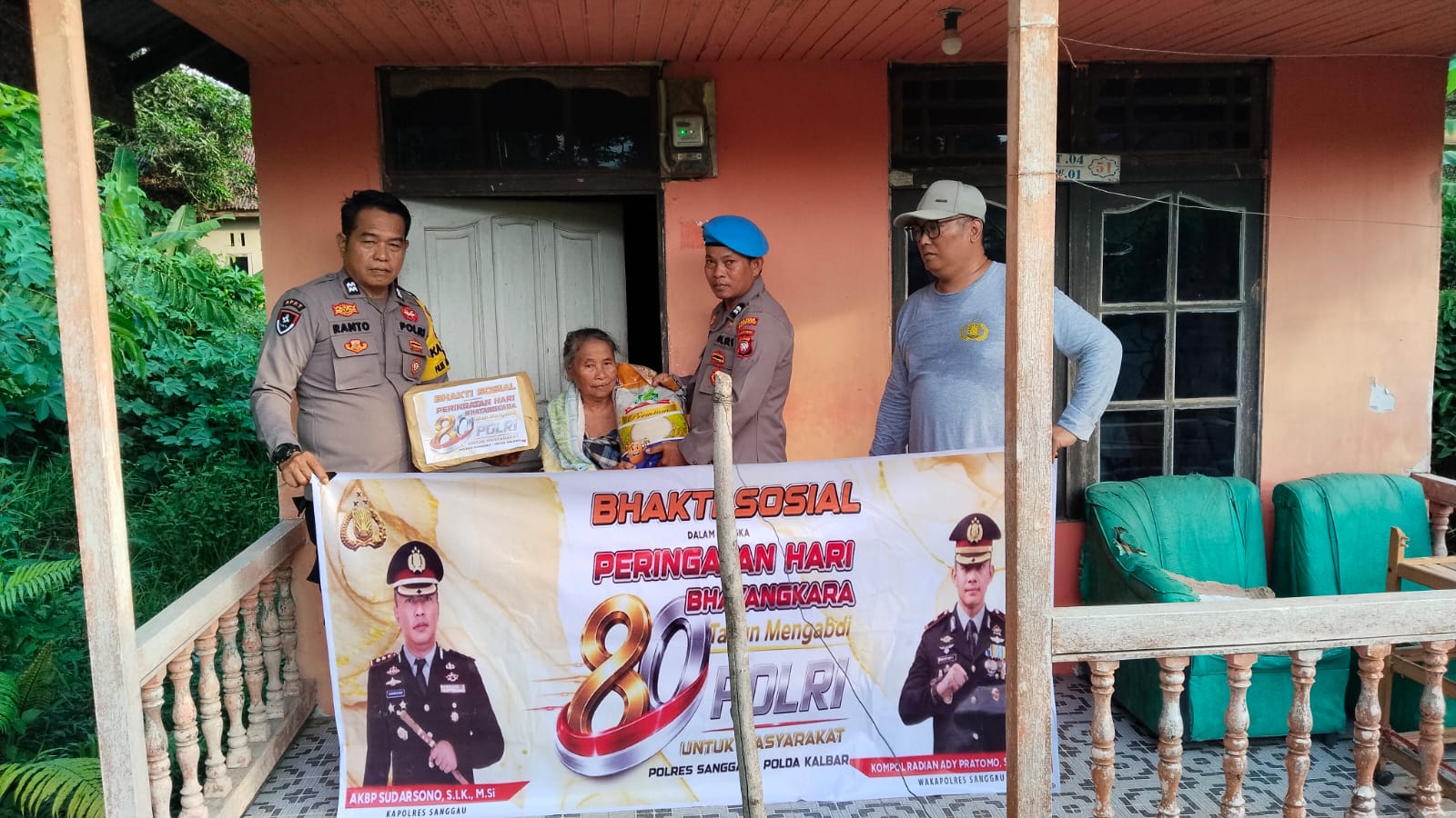 Polsek Batang Tarang Salurkan Bansos kepada Purnawirawan Polri dan Warga dalam Peringatan Hari Bhayangkara ke-80