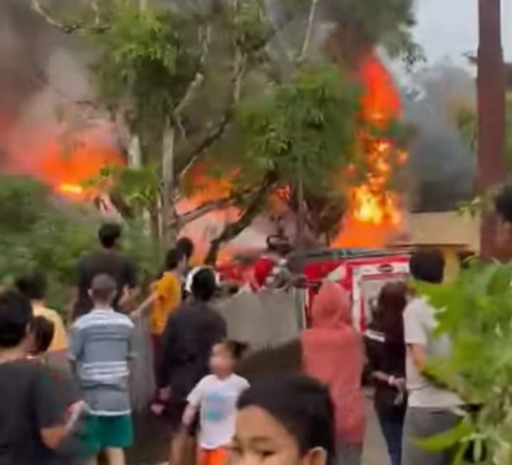 “Sijago Merah” Berulah, Hanguskan Bangunan di Perintis Gang Bakti Sanggau Pemadam Dibantu Warga Berhasil Kendalikan Api; Penyebab Masih Diselidiki