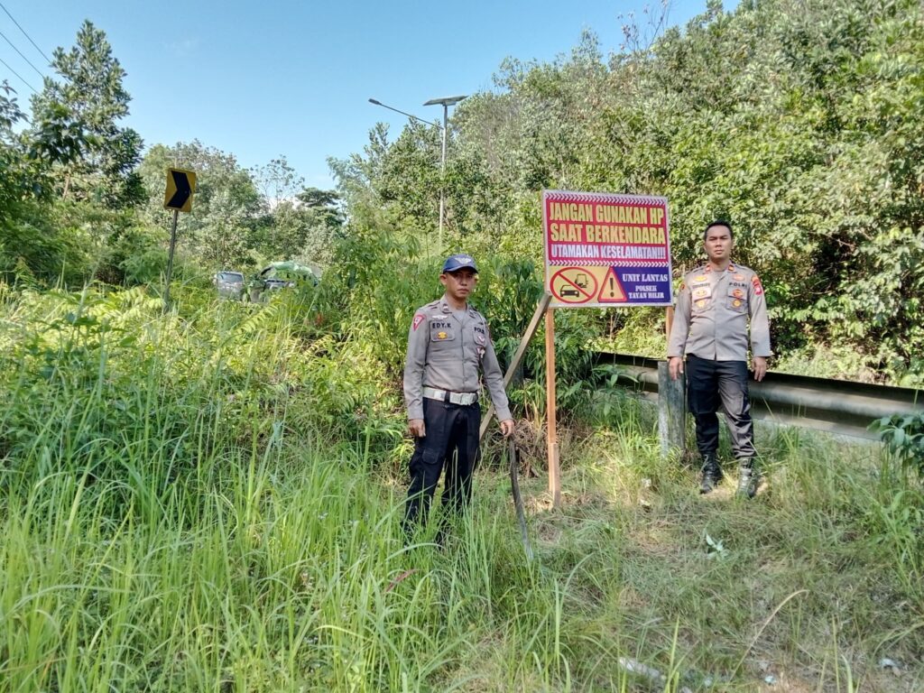 Polsek Tayan Hilir Pasang Belasan Banner Himbauan di Titik Rawan Kecelakaan
