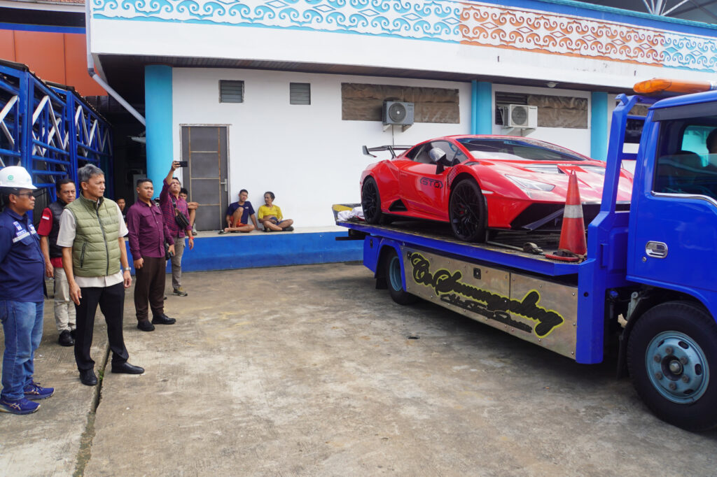 Kejati Kalbar Benarkan Pengiriman Empat Mobil Sitaan Kasus Dugaan Korupsi Tambang Bauksit ke Kejaksaan Agung