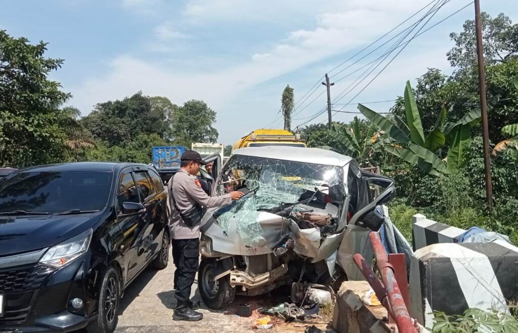 Hindari Kendaraan dari Arah Berlawanan, Mitsubishi Grandmax Tabrak Pembatas Jembatan di Batang Tarang, Tiga Orang Terluka