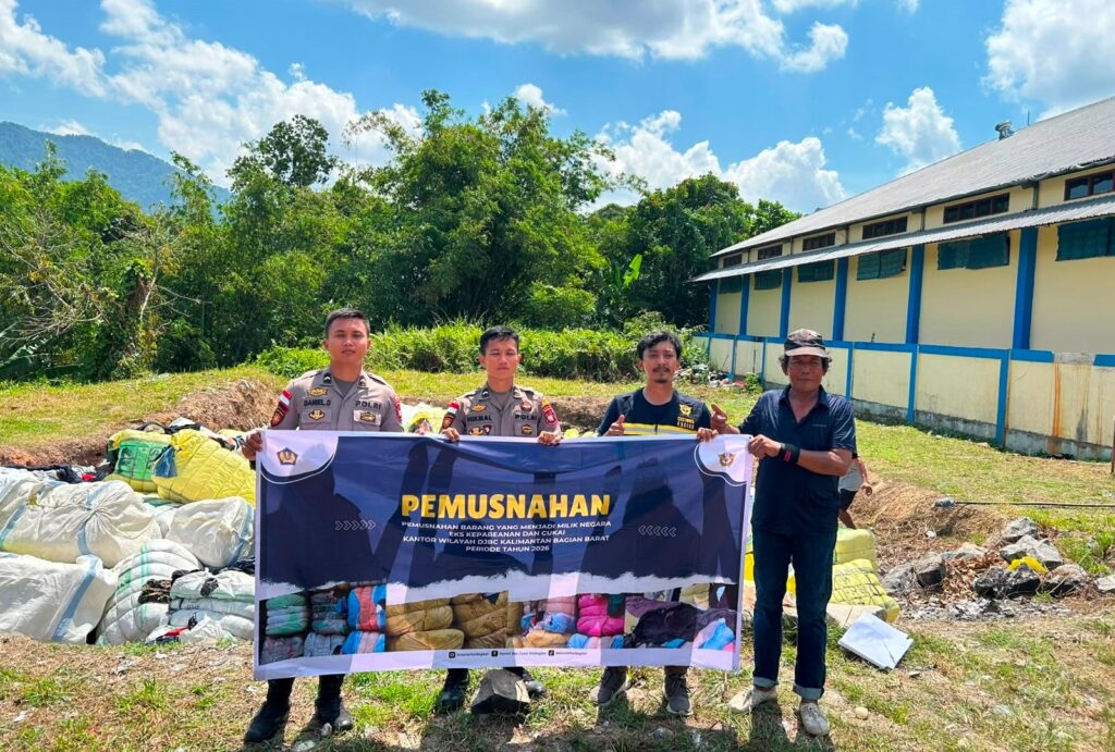 Dukung Penegakan Hukum Kepabeanan, Polsek Entikong Amankan Pemusnahan Barang Sitaan